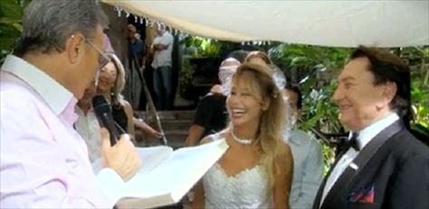 <b>ננסי ברנדס מקדש את הזוג (צילום מסך: מעושרות, ערוץ 10)</b>