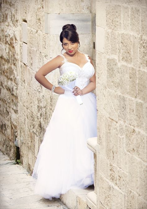 <b>(שמלת כלה: עמנואל, איפור ושיער: אלי גולן, צילום: רזי אברהם)</b>