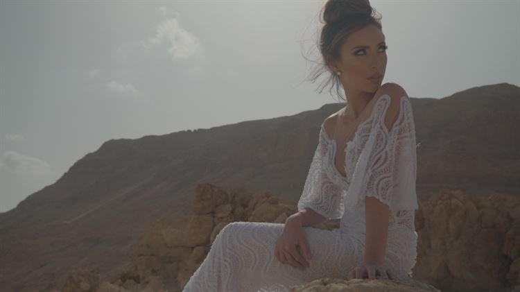 שמלת כלה קלילה במראה אופנתי במיוחד. קולקציית 2017 בעיצובה של ילנה בוגורד (צילום: מקסים .ס.)