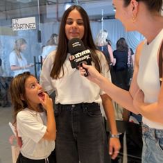 המעצבת ליז מרטינז חוגגת עשור בתצוגה שכוללת את כל השמלות האייקוניות.